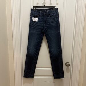 American Eagle Outfitters Men's Deep Indigo Slim Straight Jean.  28x32.  Airflex
